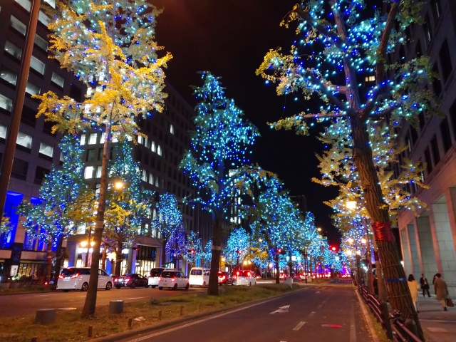 夜の街並みが輝くロマンチックな風景。出会いや婚活の季節感を表すイメージ。